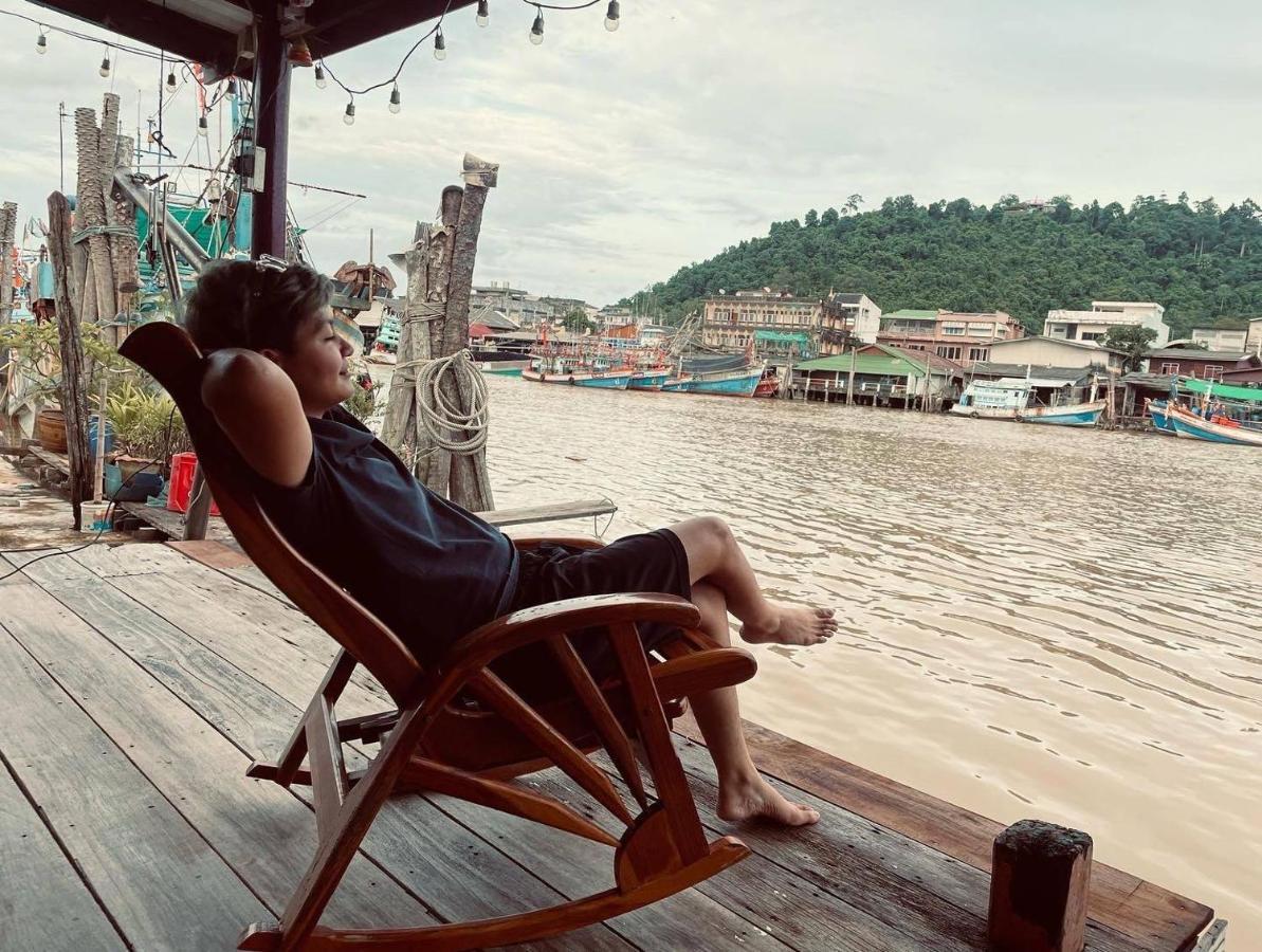 Rub Lom Chom Klong Homestay Chumphon Bagian luar foto