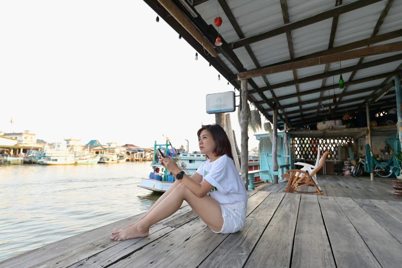 Rub Lom Chom Klong Homestay Chumphon Bagian luar foto
