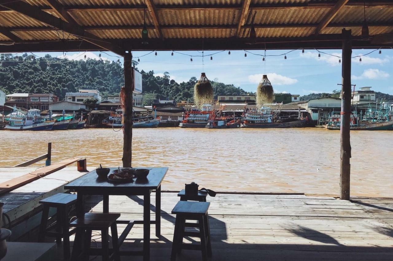 Rub Lom Chom Klong Homestay Chumphon Bagian luar foto