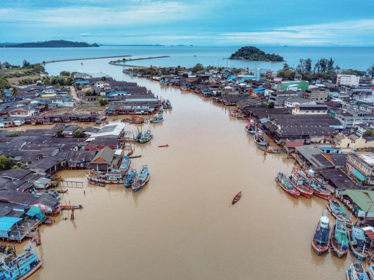 Rub Lom Chom Klong Homestay Chumphon Bagian luar foto